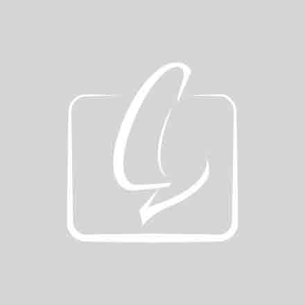 横浜みなとみらいの海でディナークルージングを楽しむ。