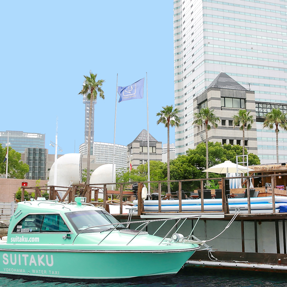 横浜みなとみらいの海でクルージングを楽しむ。
