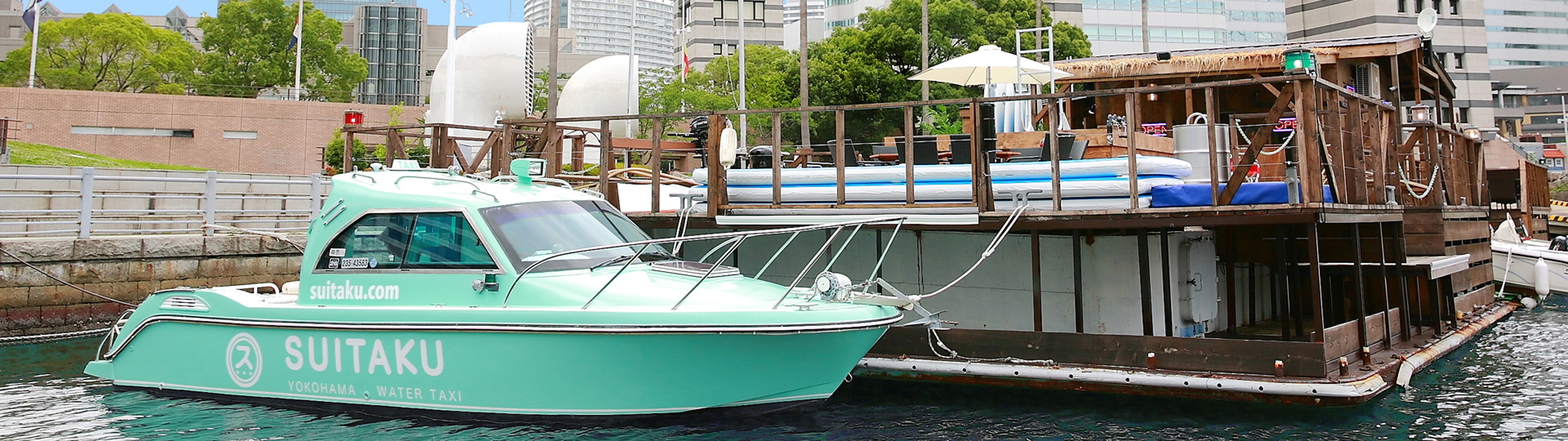 横浜みなとみらいの海でクルージングを楽しむ。