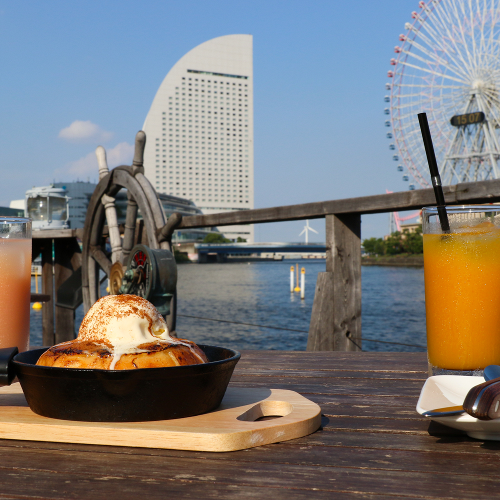 横浜みなとみらいの海でランチ&クルージングを楽しむ。