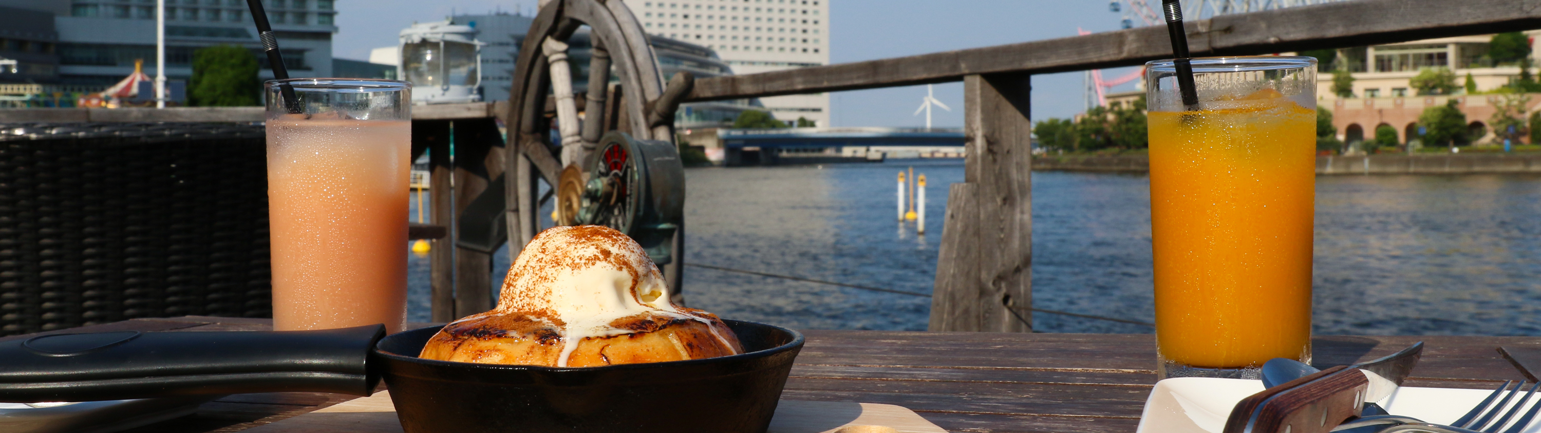 横浜みなとみらいの海でランチ&クルージングを楽しむ。