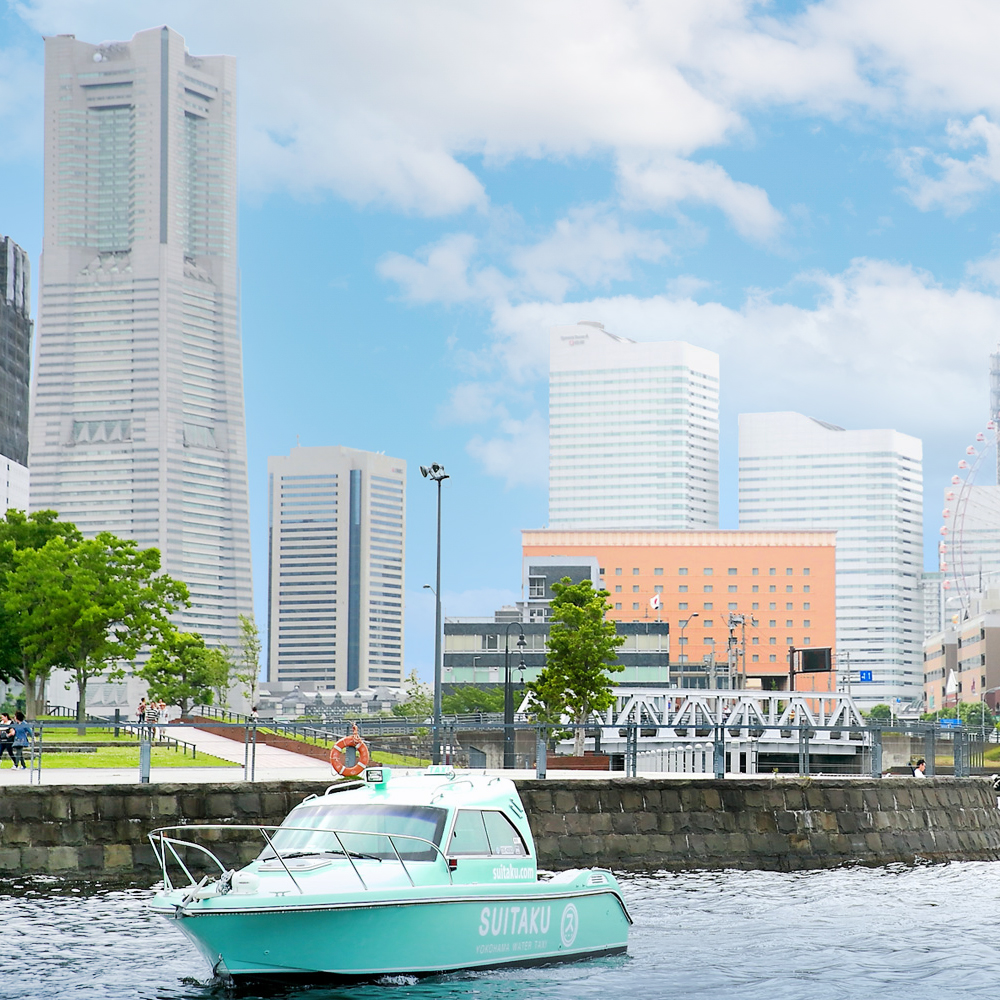 横浜みなとみらいの海で新たな移動手段の水上タクシーを楽しむ。