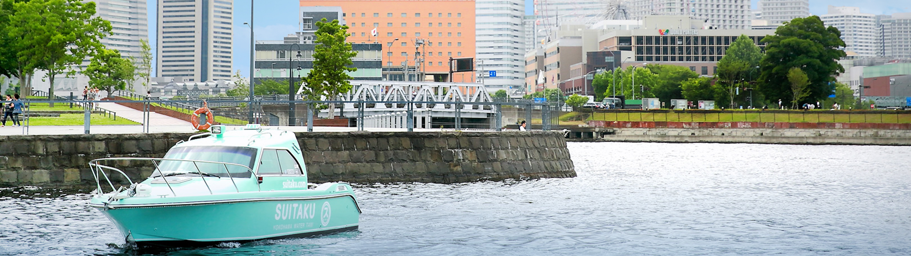 横浜みなとみらいの海で新たな移動手段の水上タクシーを楽しむ。
